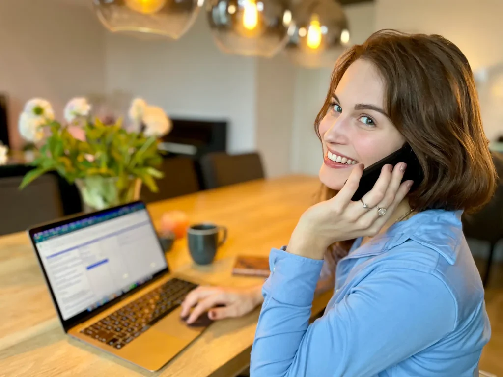 Luna Webdesigner in persoonlijk contact met een klant over een kant-en-klare website